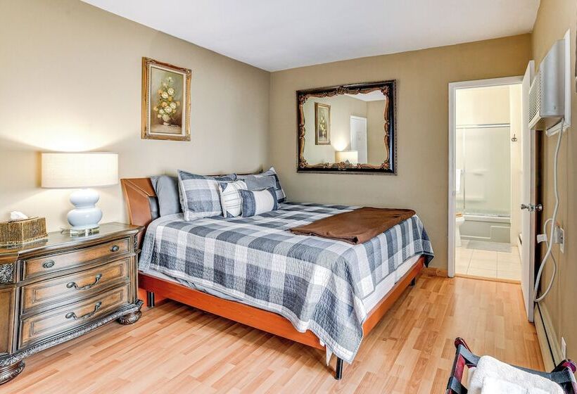 Massive Roscoe Retreat: Great For Large Groups!