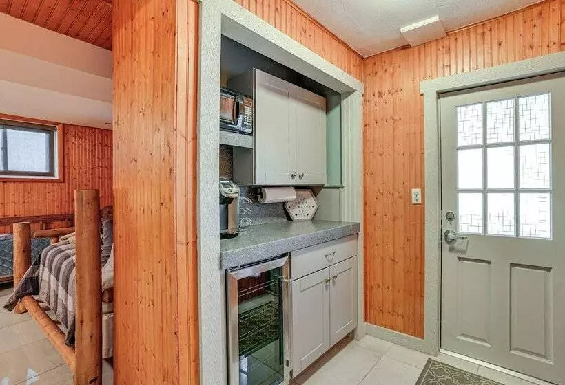 Massive Roscoe Retreat: Great For Large Groups!