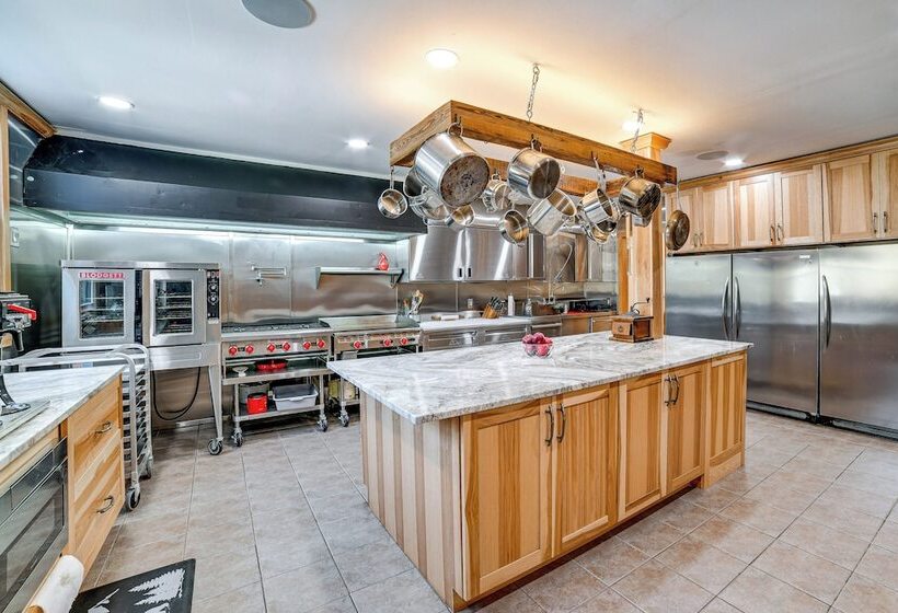 Massive Roscoe Retreat: Great For Large Groups!