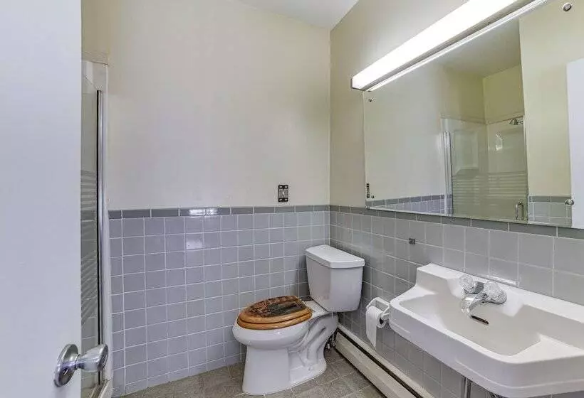 Massive Roscoe Retreat: Great For Large Groups!