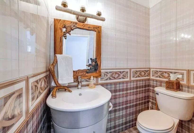 Massive Roscoe Retreat: Great For Large Groups!