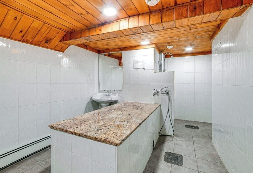 Massive Roscoe Retreat: Great For Large Groups!