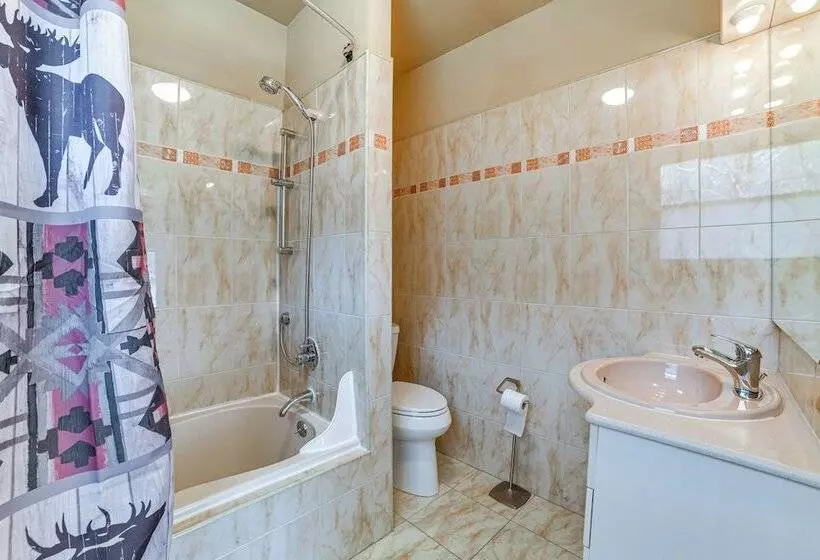 Massive Roscoe Retreat: Great For Large Groups!