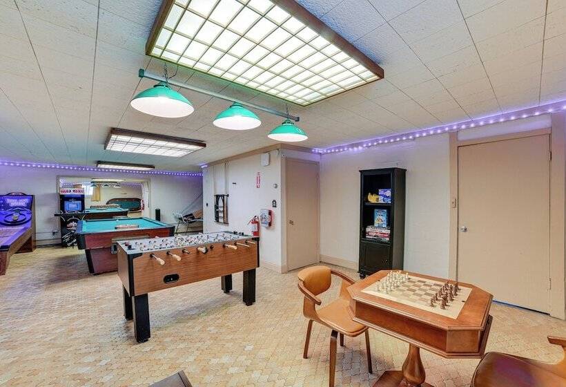 Massive Roscoe Retreat: Great For Large Groups!