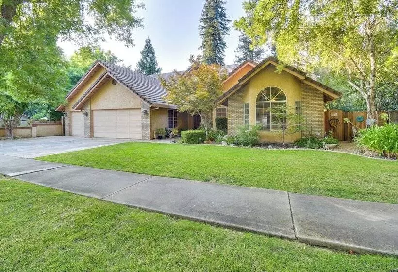 1 Mi To Applegate Park Zoo: Home W/ Fire Pit!