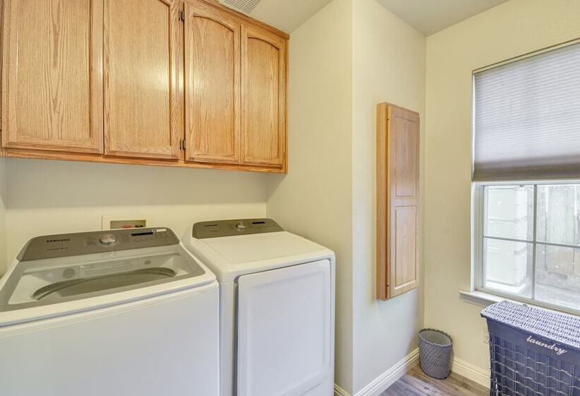 1 Mi To Applegate Park Zoo: Home W/ Fire Pit!