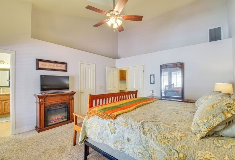 1 Mi To Applegate Park Zoo: Home W/ Fire Pit!