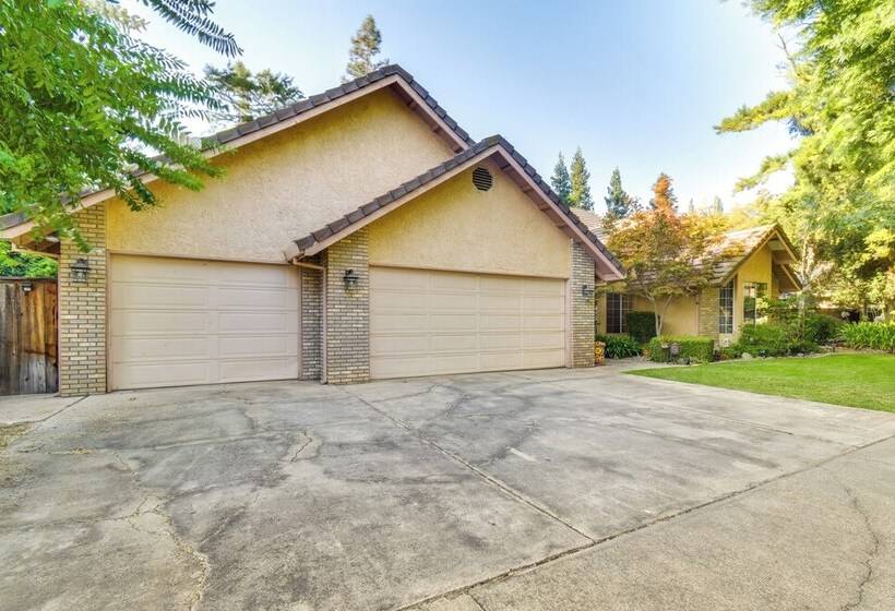 1 Mi To Applegate Park Zoo: Home W/ Fire Pit!