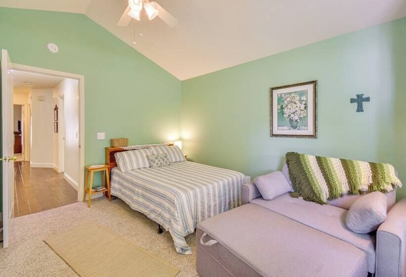 1 Mi To Applegate Park Zoo: Home W/ Fire Pit!