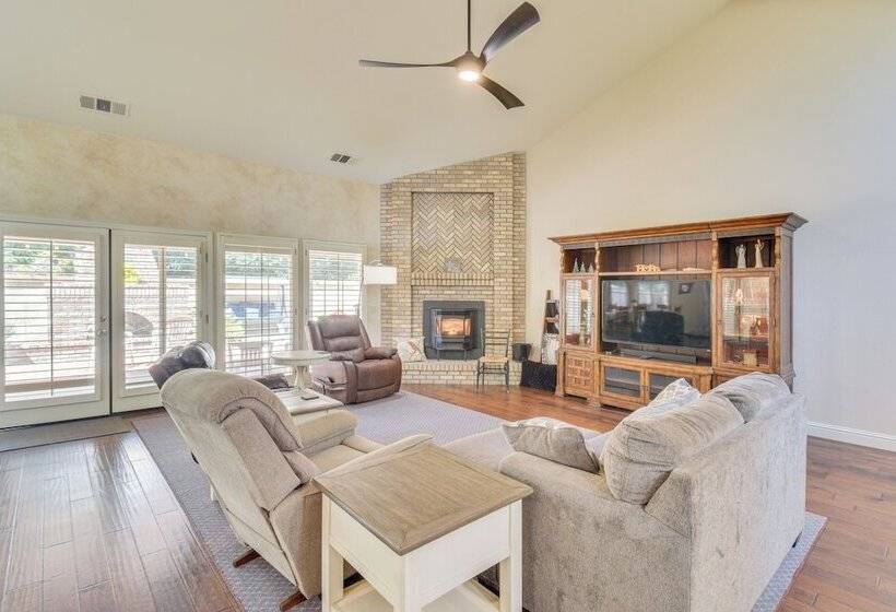 1 Mi To Applegate Park Zoo: Home W/ Fire Pit!