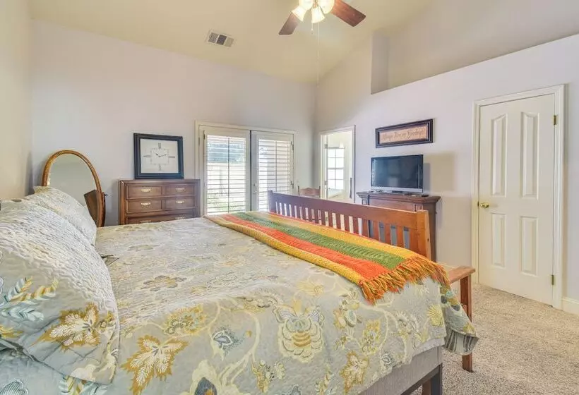 1 Mi To Applegate Park Zoo: Home W/ Fire Pit!
