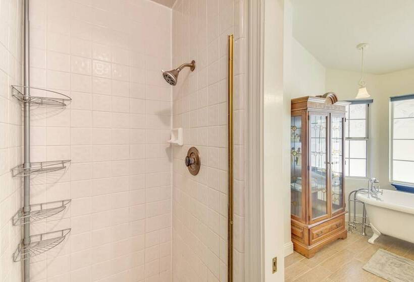 1 Mi To Applegate Park Zoo: Home W/ Fire Pit!