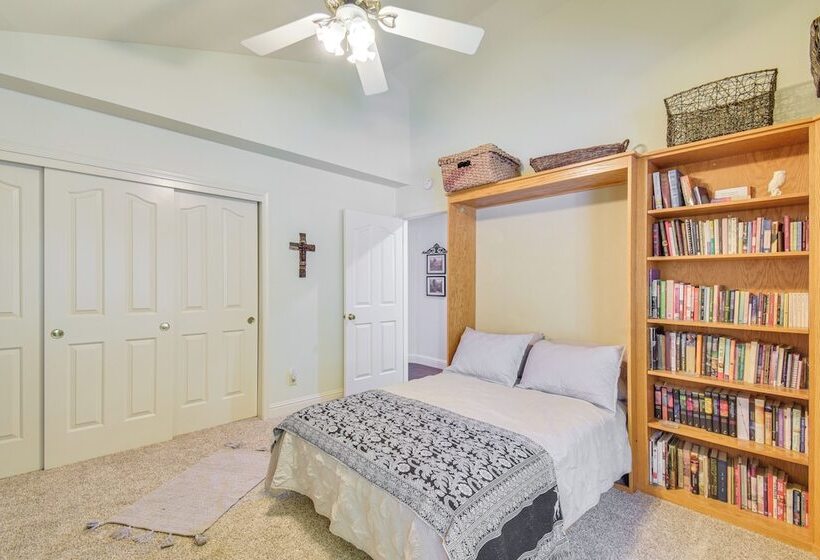 1 Mi To Applegate Park Zoo: Home W/ Fire Pit!