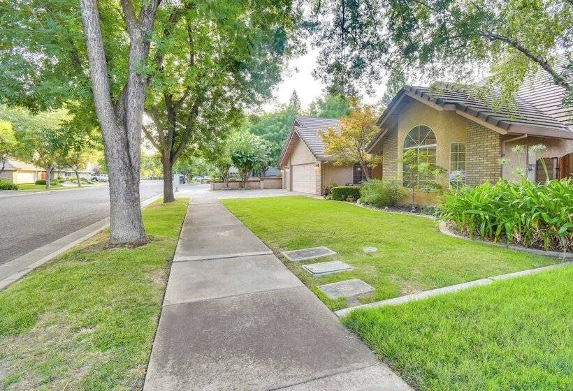 1 Mi To Applegate Park Zoo: Home W/ Fire Pit!