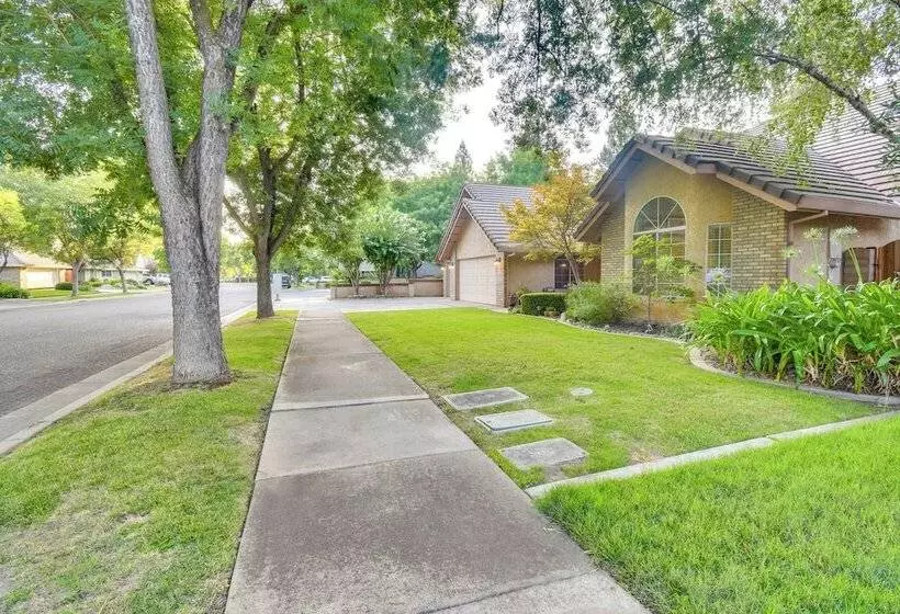 1 Mi To Applegate Park Zoo: Home W/ Fire Pit!