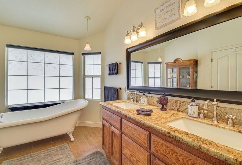 1 Mi To Applegate Park Zoo: Home W/ Fire Pit!