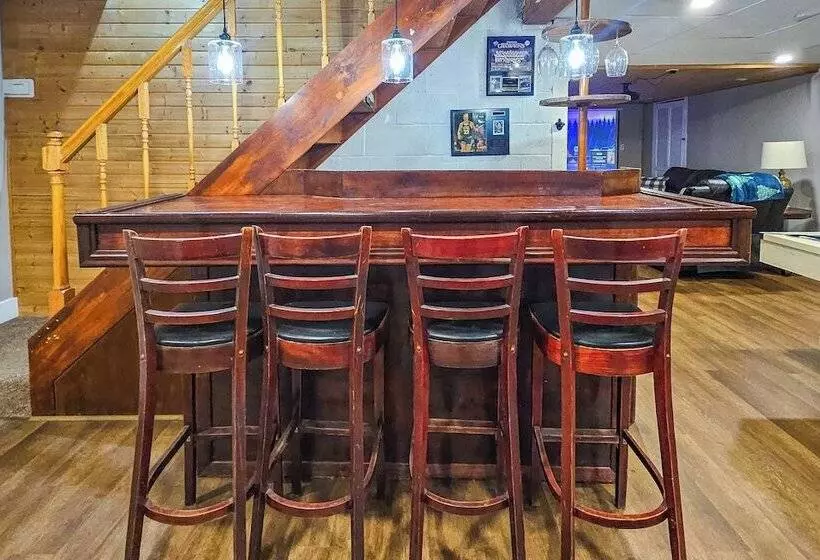 Pond Place By Avantstay Game Room, Deck, Fire Pit