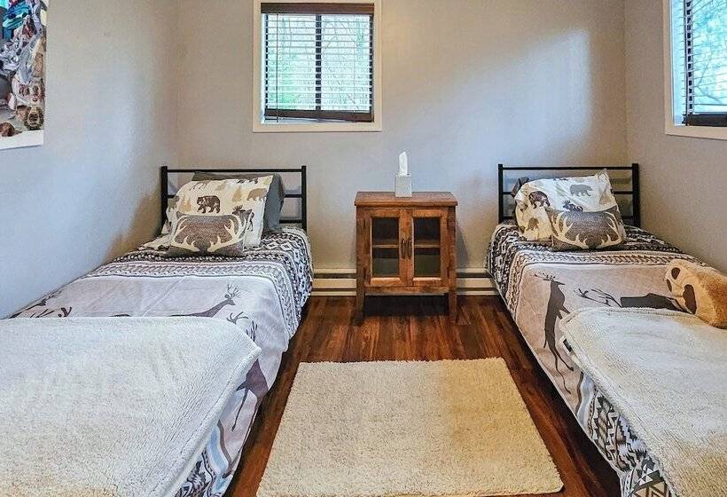 Pond Place By Avantstay Game Room, Deck, Fire Pit