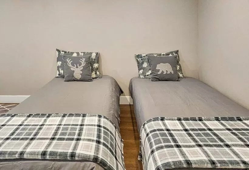 Pond Place By Avantstay Game Room, Deck, Fire Pit