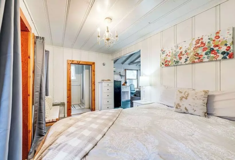 Serene Bass Lake Cabin Near Shopping & Dining!