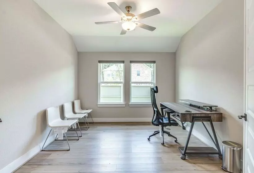 Spacious Shenandoah Home, Near The Woodlands Mall!