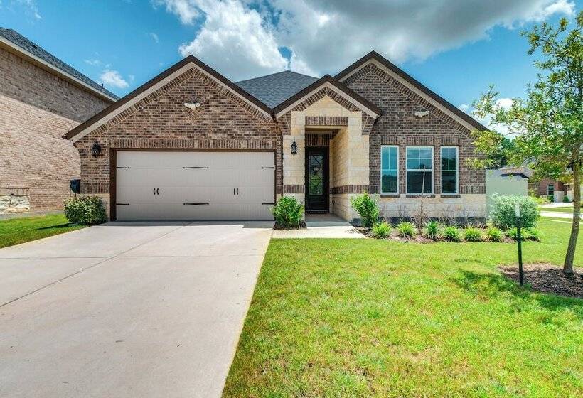 Spacious Shenandoah Home, Near The Woodlands Mall!