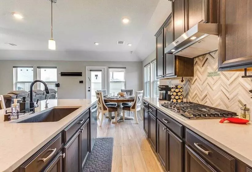 Spacious Shenandoah Home, Near The Woodlands Mall!