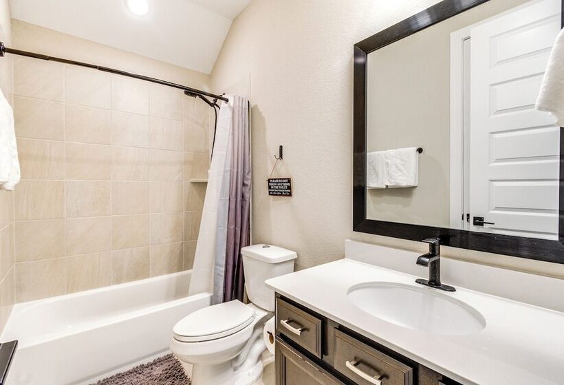 Spacious Shenandoah Home, Near The Woodlands Mall!