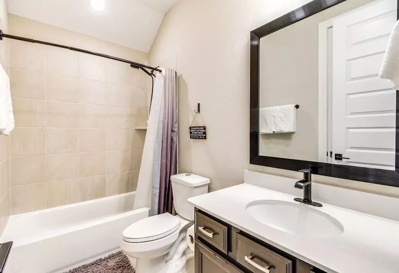 Spacious Shenandoah Home, Near The Woodlands Mall!