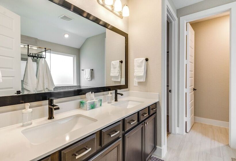 Spacious Shenandoah Home, Near The Woodlands Mall!