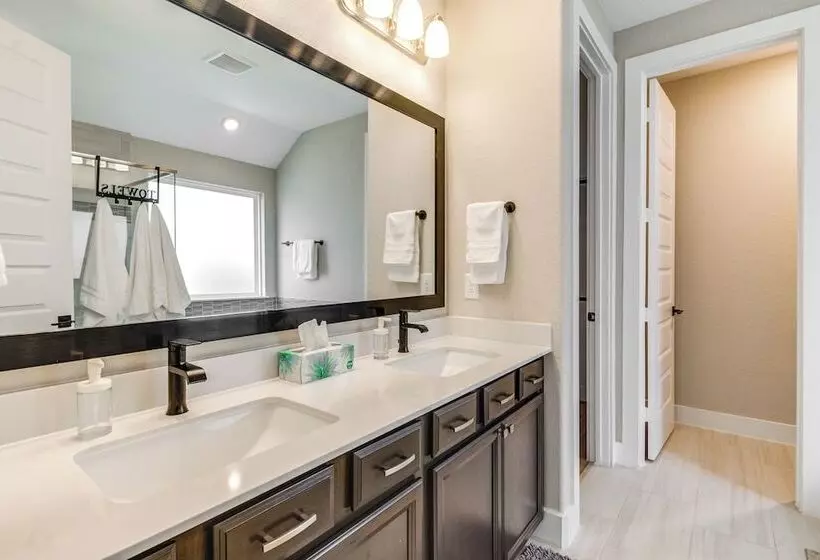 Spacious Shenandoah Home, Near The Woodlands Mall!