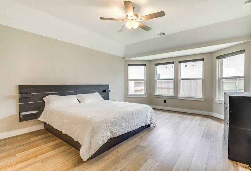 Spacious Shenandoah Home, Near The Woodlands Mall!