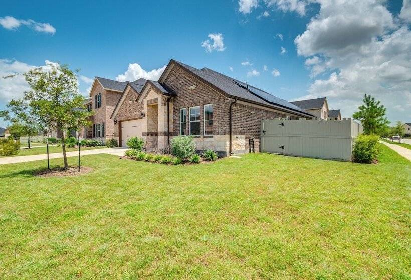 Spacious Shenandoah Home, Near The Woodlands Mall!