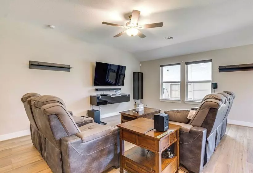 Spacious Shenandoah Home, Near The Woodlands Mall!