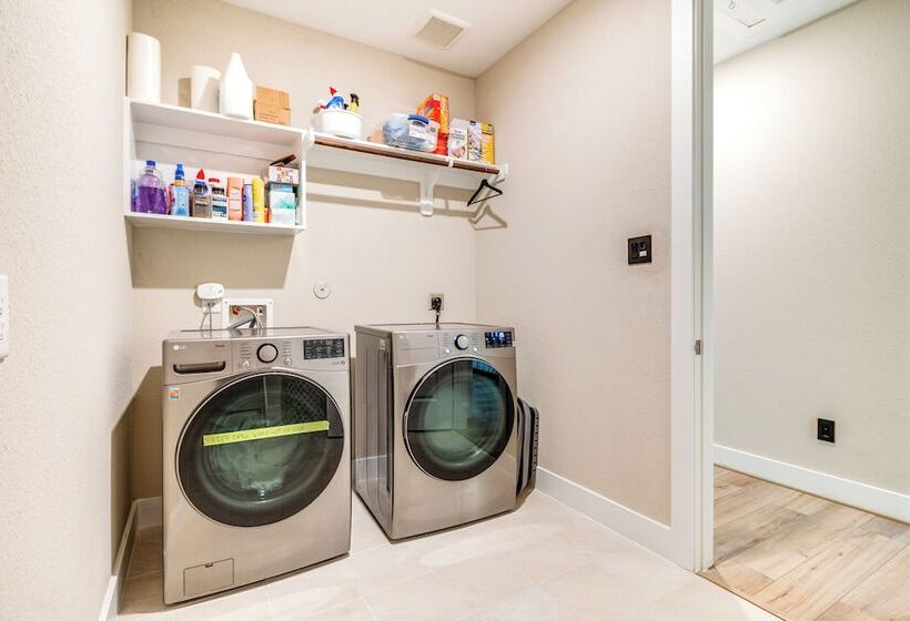 Spacious Shenandoah Home, Near The Woodlands Mall!