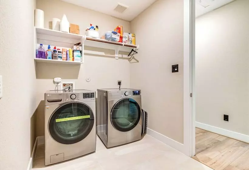 Spacious Shenandoah Home, Near The Woodlands Mall!