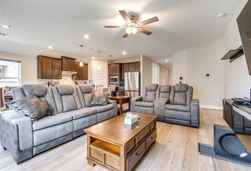 Spacious Shenandoah Home, Near The Woodlands Mall!