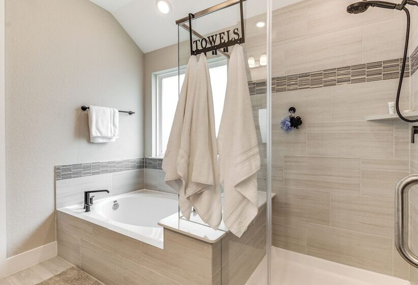 Spacious Shenandoah Home, Near The Woodlands Mall!