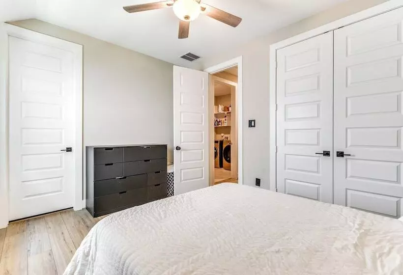 Spacious Shenandoah Home, Near The Woodlands Mall!