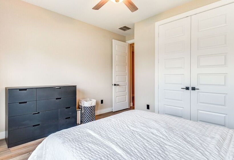 Spacious Shenandoah Home, Near The Woodlands Mall!