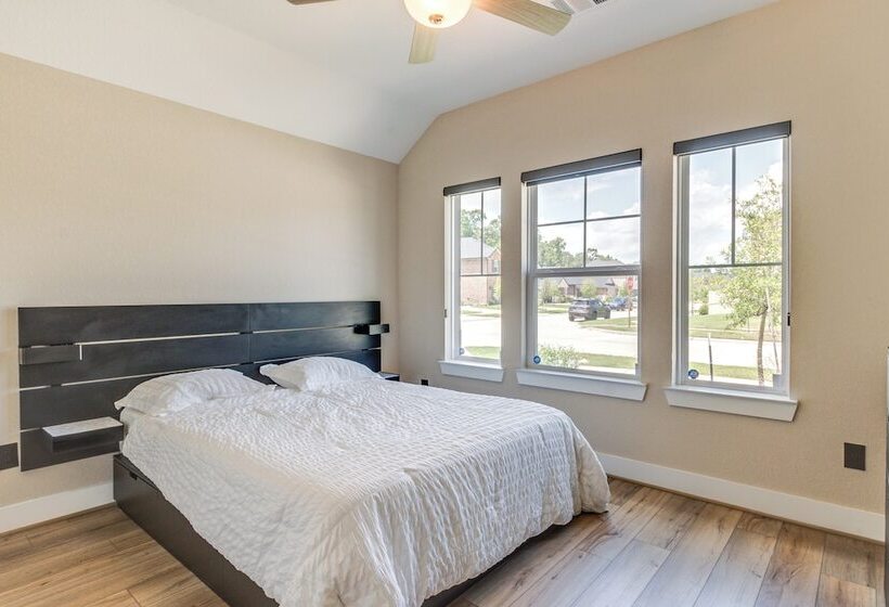 Spacious Shenandoah Home, Near The Woodlands Mall!