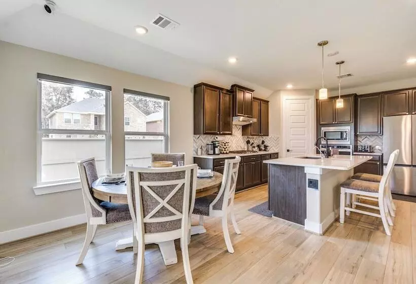 Spacious Shenandoah Home, Near The Woodlands Mall!