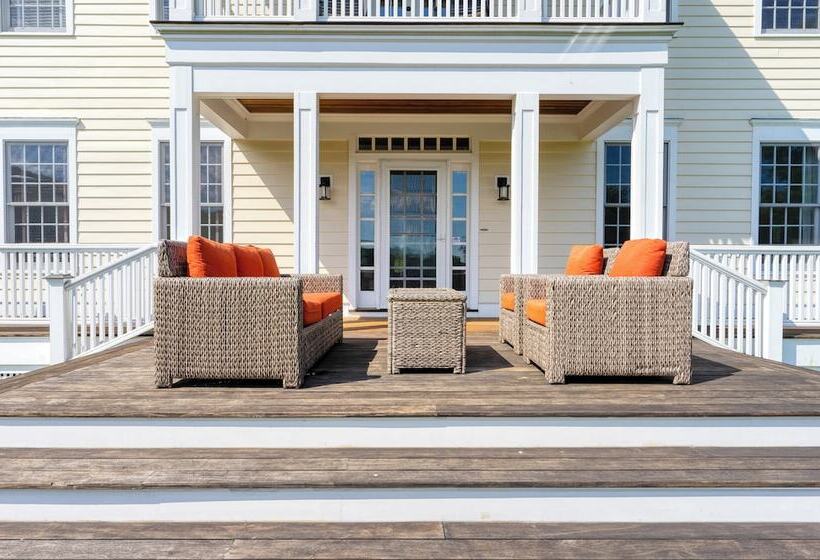 Secluded Estate W/ Guest House, Private Pond, Gym, & Movie Theater Sunny Pond