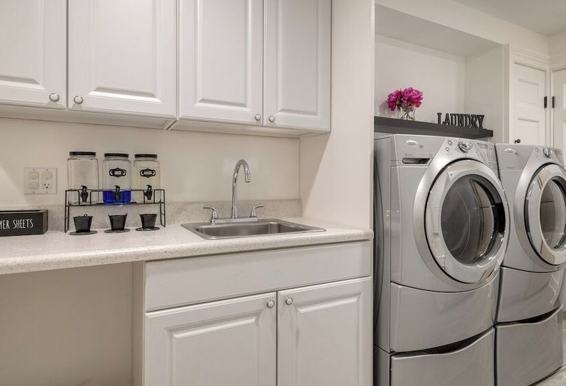 Secluded Estate W/ Guest House, Private Pond, Gym, & Movie Theater Sunny Pond