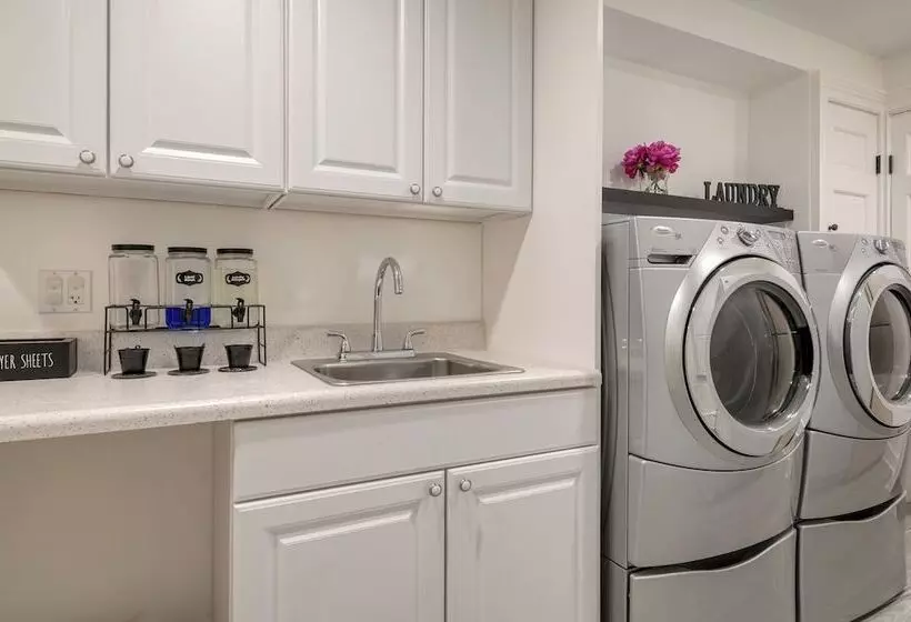 Secluded Estate W/ Guest House, Private Pond, Gym, & Movie Theater Sunny Pond