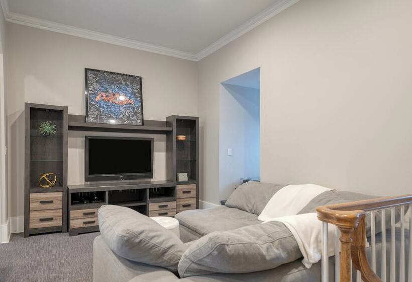 Secluded Estate W/ Guest House, Private Pond, Gym, & Movie Theater Sunny Pond