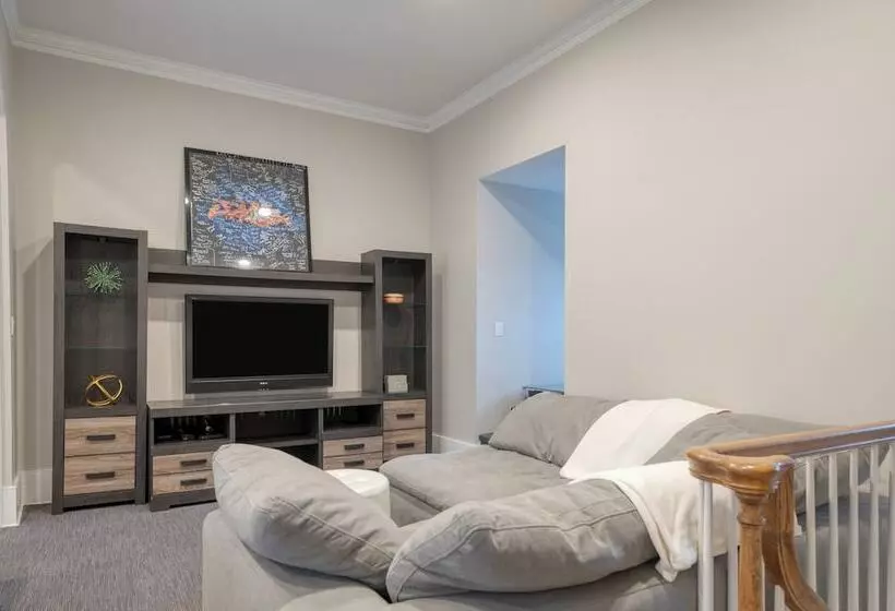 Secluded Estate W/ Guest House, Private Pond, Gym, & Movie Theater Sunny Pond