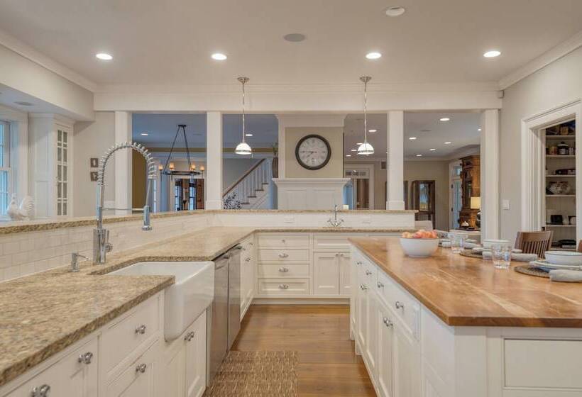 Secluded Estate W/ Guest House, Private Pond, Gym, & Movie Theater Sunny Pond