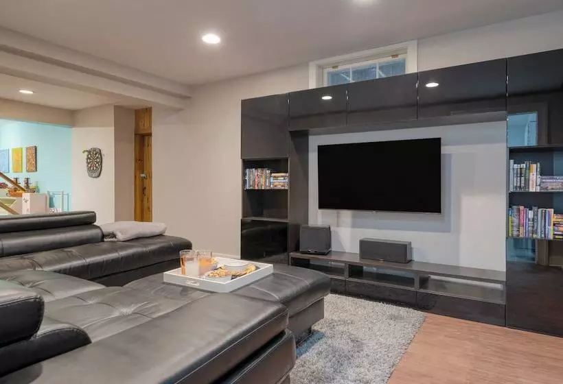 Secluded Estate W/ Guest House, Private Pond, Gym, & Movie Theater Sunny Pond