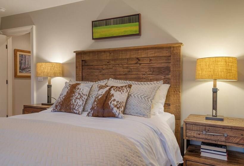 Secluded Estate W/ Guest House, Private Pond, Gym, & Movie Theater Sunny Pond